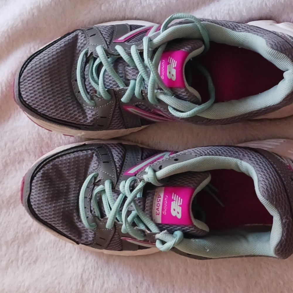 Tennis shoes